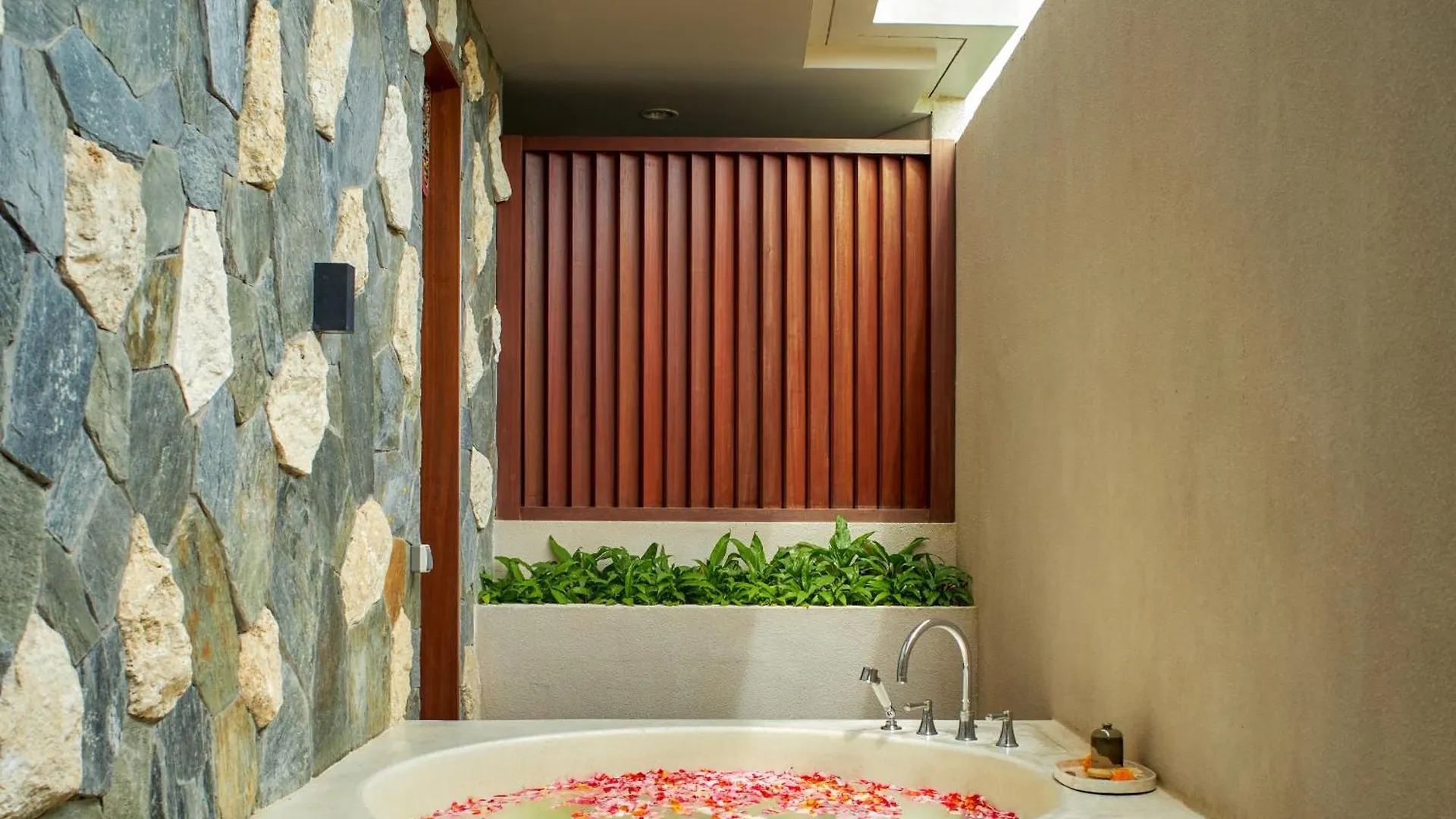 Hotel Aahana Village Bali Canggu